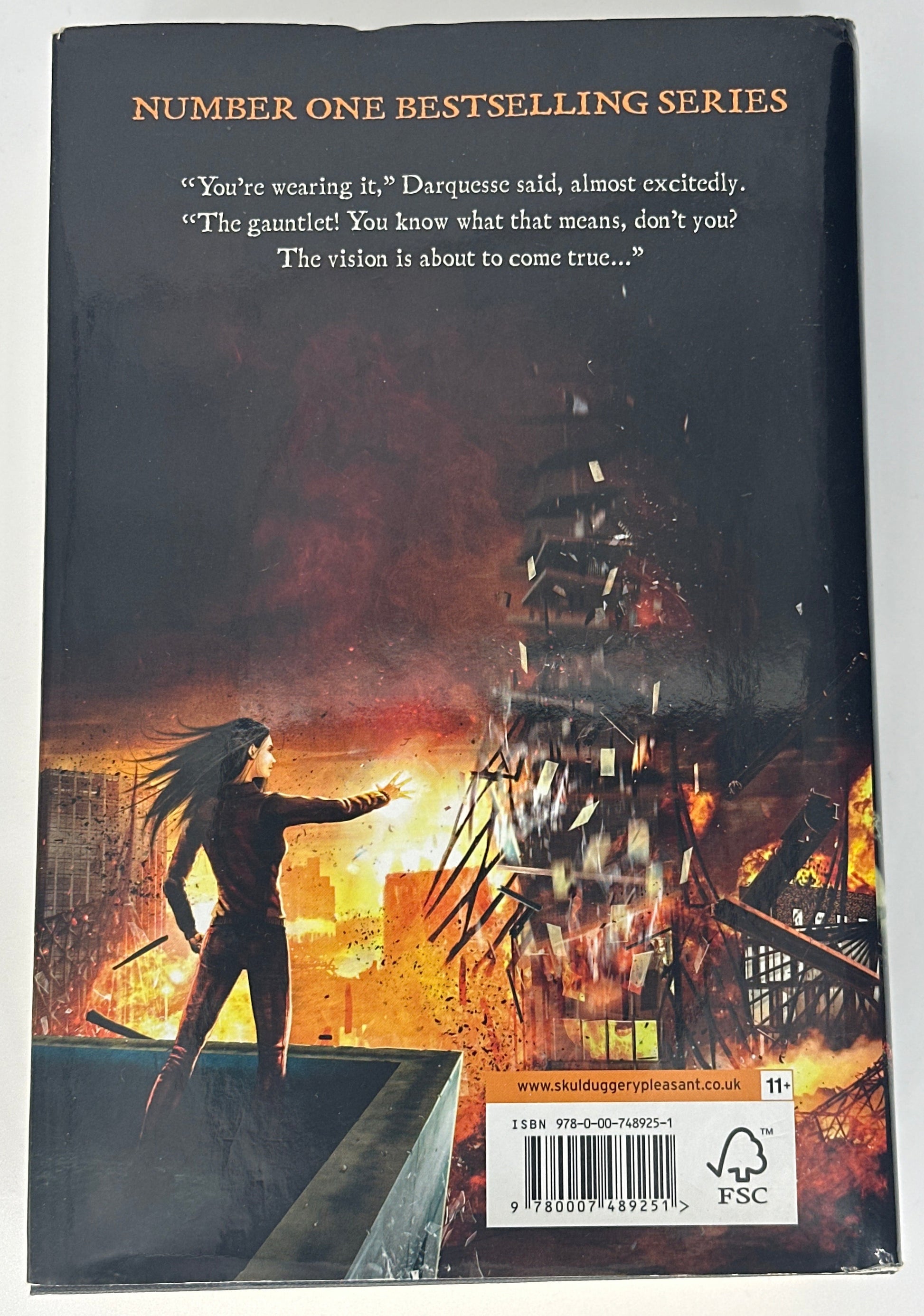 Derek Landy The Dying of the Light (Skulduggery Pleasant, Book 9) back cover image