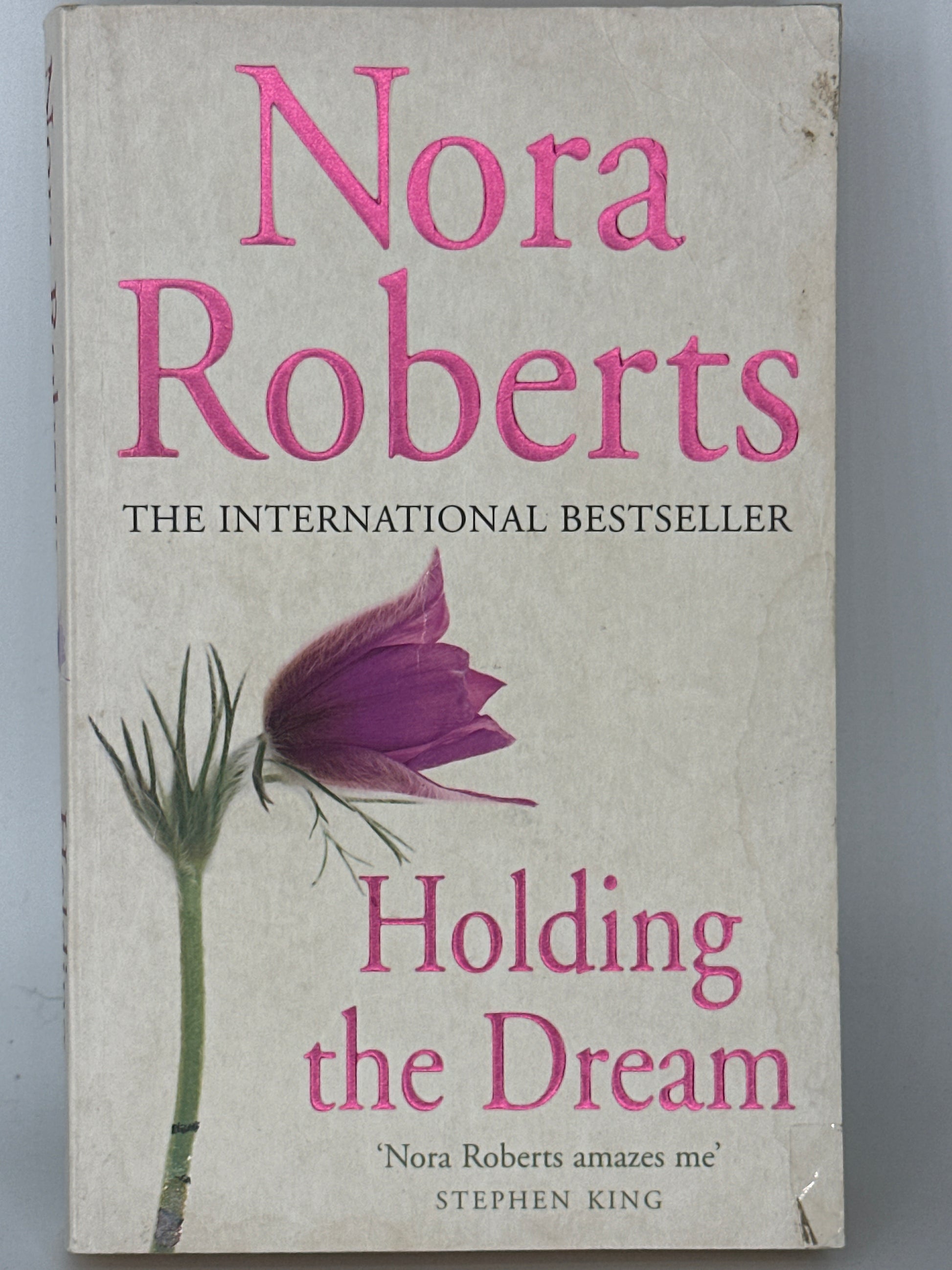 Nora Roberts Holding the Dream front cover used books